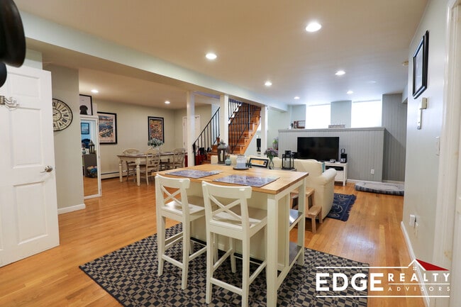 Building Photo - 17 Strathmore Rd Unit B