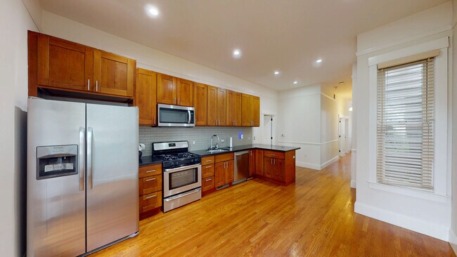 Photo - 1728 Waller St
