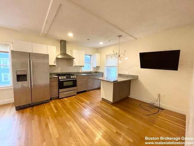Building Photo - 128 Hillside St Unit 2