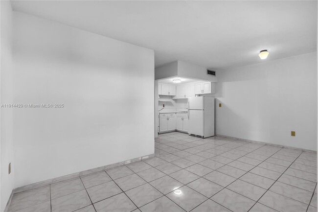 Photo - 1330 W 54th St Unit 302C