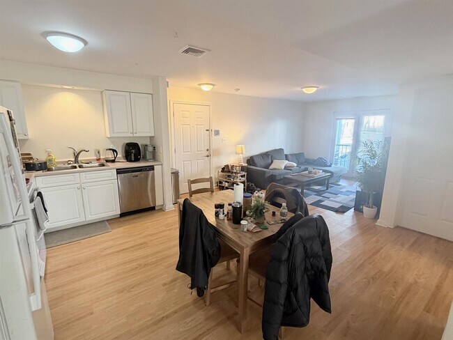 Building Photo - 3 Kent Ct Unit 4