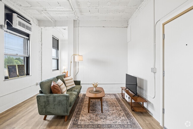 2BR, 1BA - 618SF - Living Room