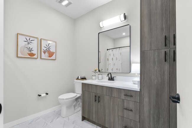 Impresionantes baños con amplio espacio de almacenamiento. - Triton Square Apartments