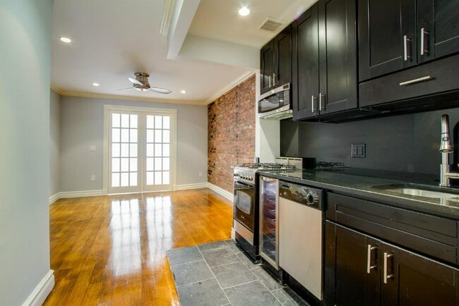 Building Photo - 444 W 52nd St Unit 1W