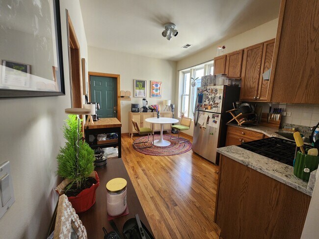 Photo - 2048 N Western Ave Unidad 3R