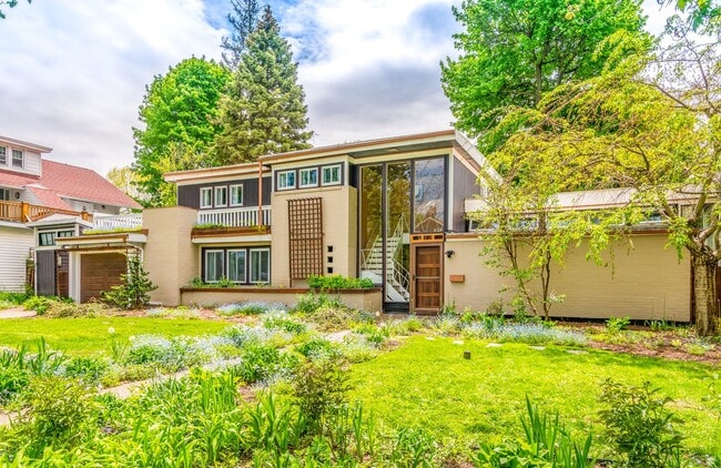 Photo - Beautiful Single Family Home w Massive Yard for Rent