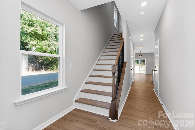 Photo - 333 N Hoskins Rd