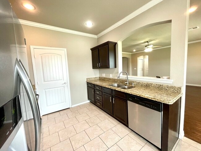 Photo - 4820 Lakeshore Dr House