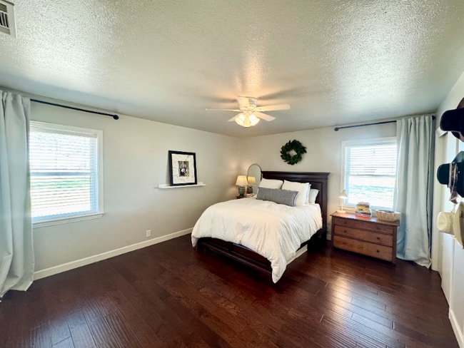 Photo - 880 Estelle Ln