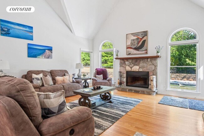 Photo - 2 Spread Oak Ln