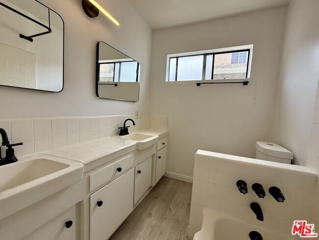 Building Photo - 6350 Willoughby Ave Unit #3 Rental