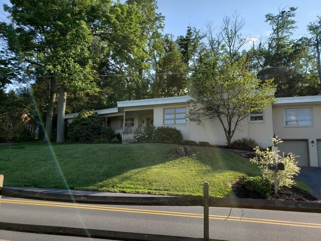 Building Photo - 94 Range End Manor