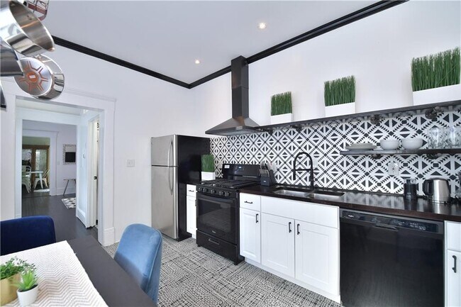 Photo - 806 Vedado Way NE