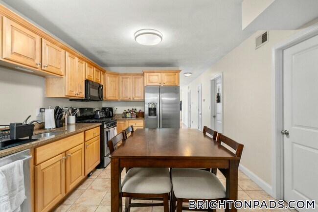 95 Kilsyth Rd Unit 2