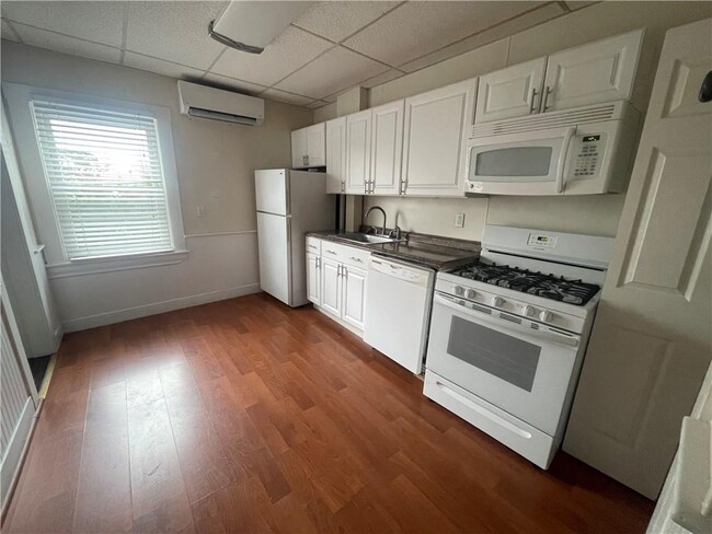 Building Photo - 40-40 Freebody St Unit 306