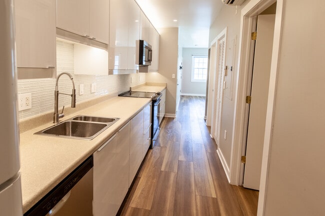 Building Photo - 1908 Constitution Ave NE Unit Apt #3