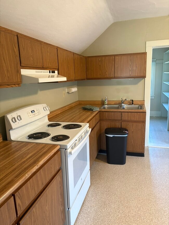 Well appointed kitchen - 1318 State St Unit 1318 State St Upper