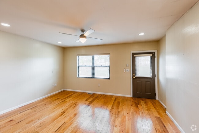 1BR, 1BA - 625SF - Living Room