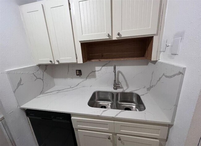 Photo - 10080 Twin Lakes Dr Unidad 10080