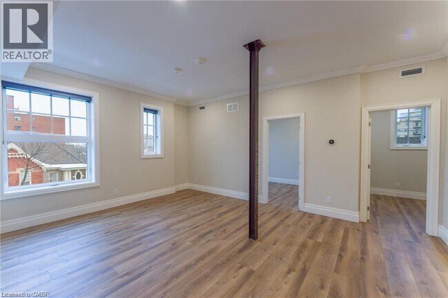 Photo - 100 Charlton Ave W Unité 204