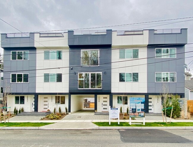 Building Photo - Nearly new 3B3B townhouse For Rent