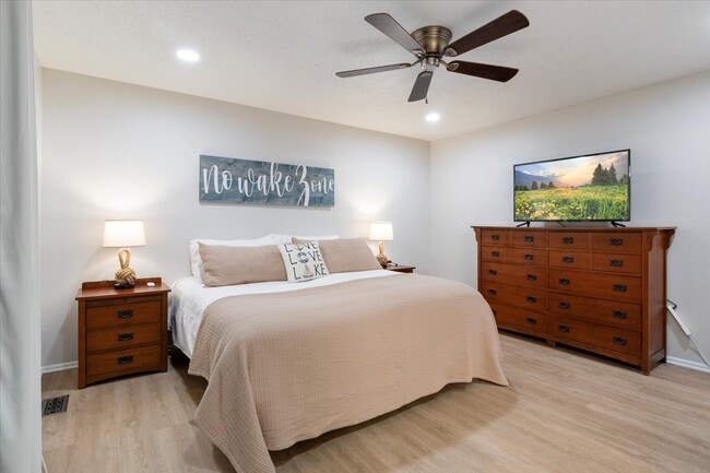 Photo - 5877 Baydy Peak Rd