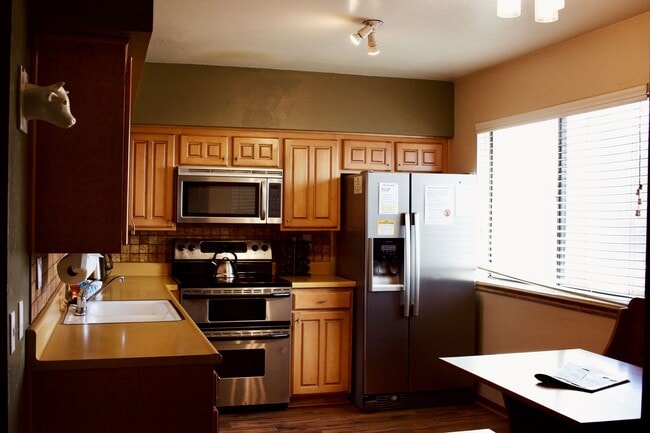 Building Photo - Spacious 3 Bed + Loft, 2 Bath Retreat! AVA...