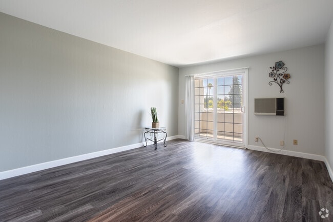 1BR, 1BA - 608 SqFt - Courtyard Apartments