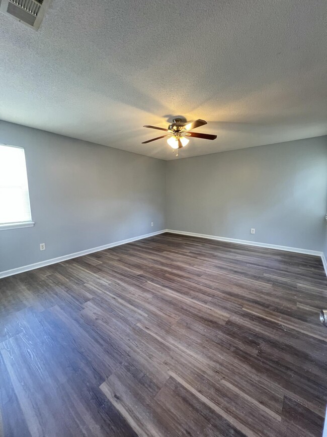 Photo - 1403 Valleybrook Ct House