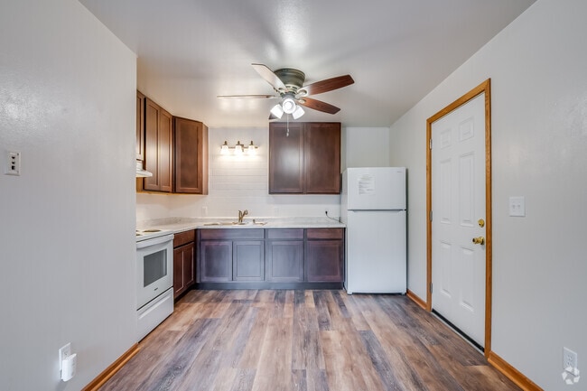 2BR, 1BA - 700SF - Kitchen