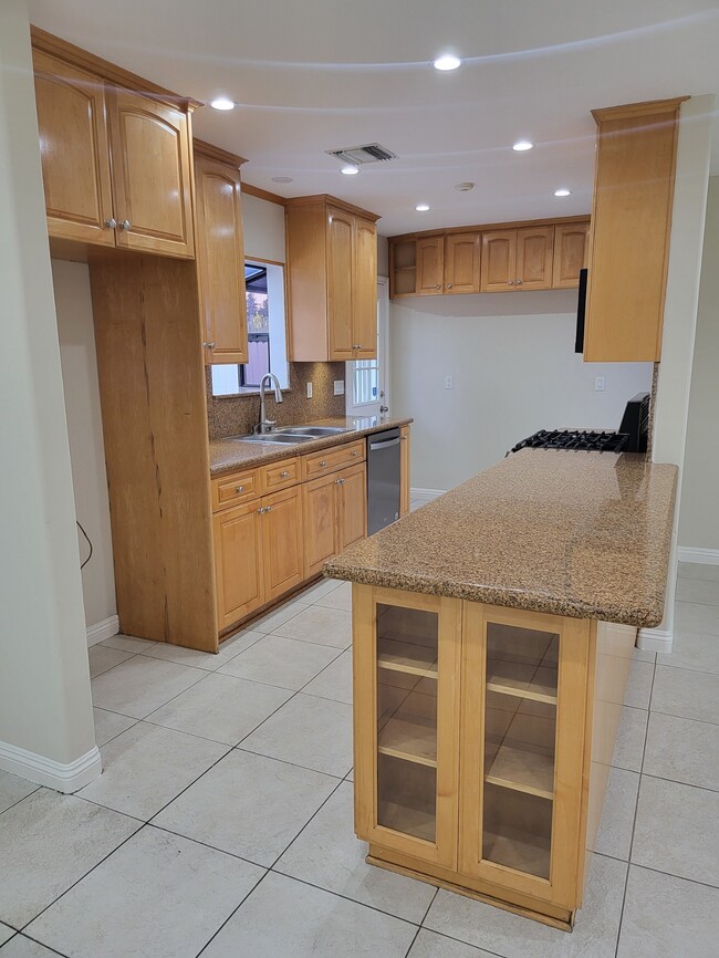 Photo - 17544 Blythe St