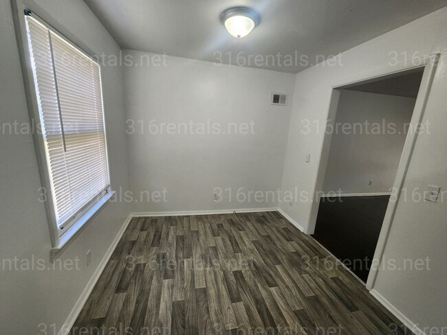 Photo - $975 - 3 bedroom / 1 bathroom - Single Fam...