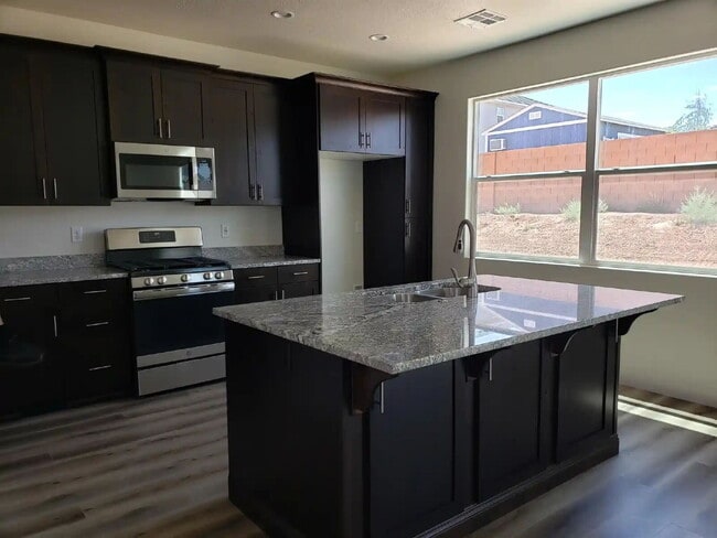 Photo - “St. George, Aspen Estates: 5 spacious bed...