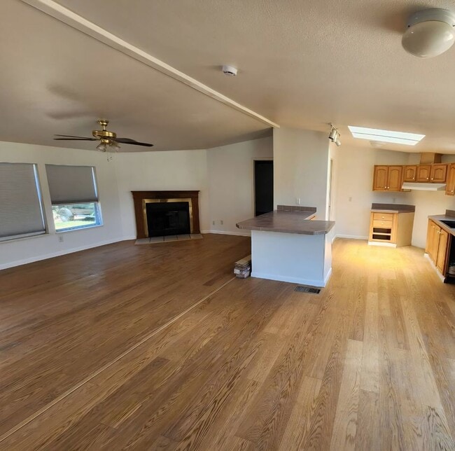 Building Photo - Charming 3 Bedroom + Den Home with Open Floor Plan, pet friendly,  garden area.