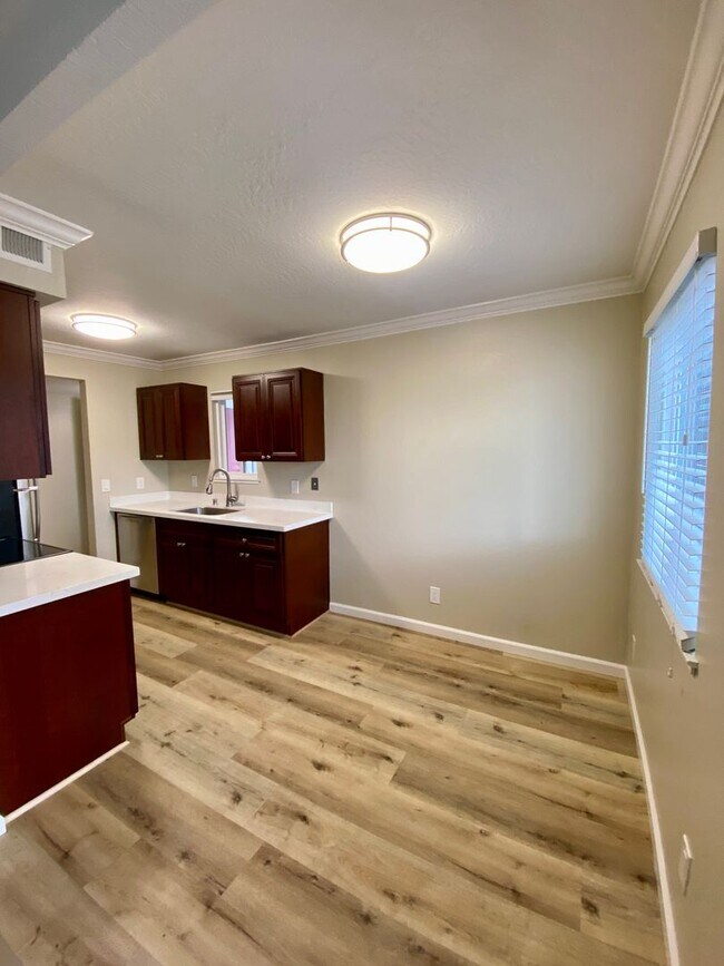Photo - Gorgeous Top Floor Condo Located in Walnut Creek with Inside Laundry and Close to BART is Availab... Unidad 8