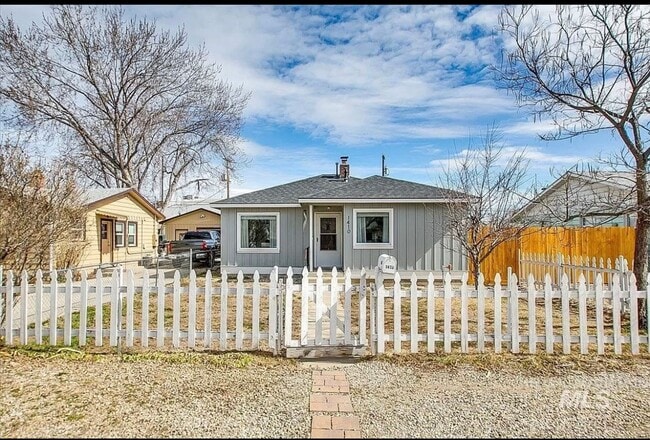 Building Photo - 2bd, 1b Cozy Home awaits in Boise Bench!