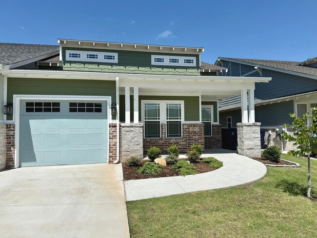 Building Photo - Large 2 Bed, 2 Bath in Beautiful Well-Main... Rental