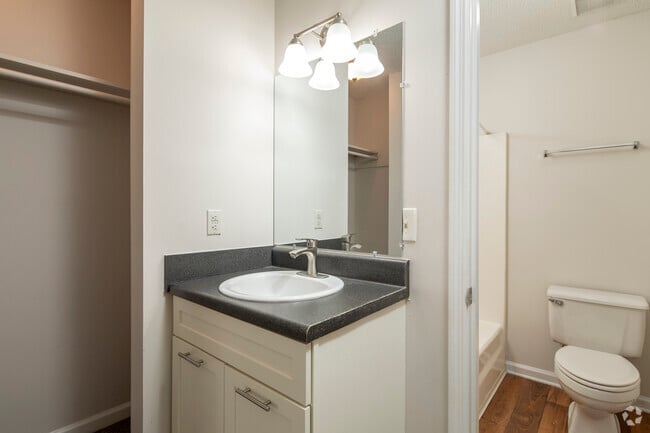 2 BR, 2 BA, 990 SF