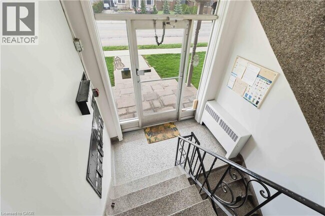 Photo - 2189 King St E Unité B1