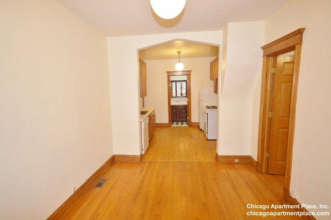 Photo - 638 W Drummond Pl Unidad 1R Rental