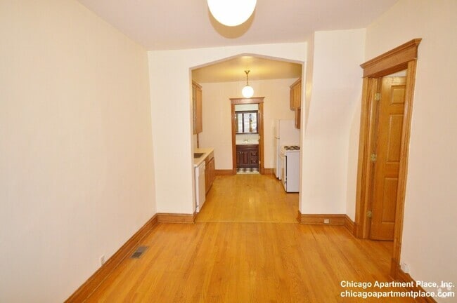 Building Photo - 638 W Drummond Pl Unit 1R Rental