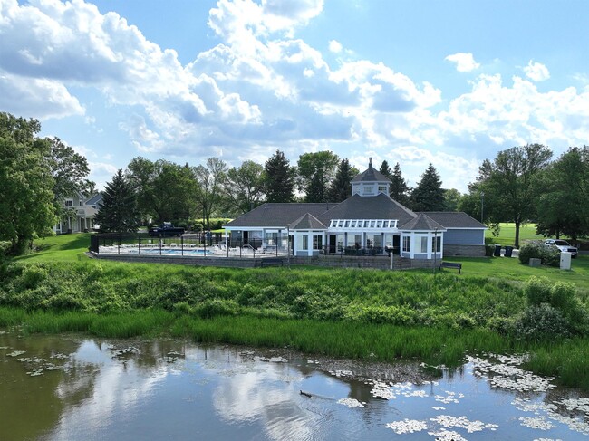 Hazeltine Shores - Hazeltine Shores Apartments