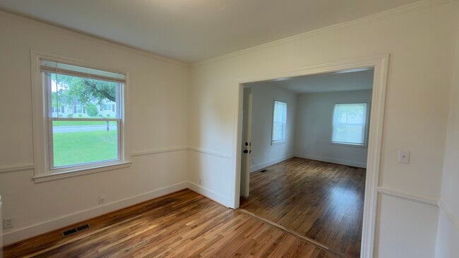 spacious dining room - 1230 N Dixie Ave