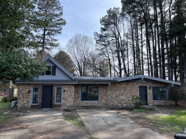 Building Photo - Renovated 4 Bedroom 2 Bath Home for Rent!!