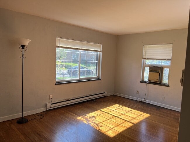 Photo - 539 Hadley Ave Apartamentos