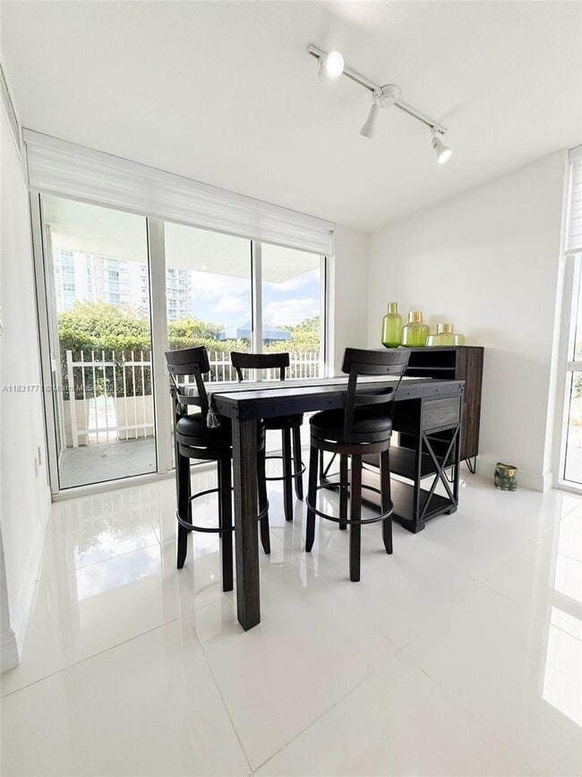 Photo - 1871 NW S River Dr Unidad 705