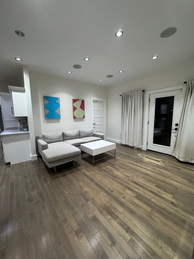 Amplia sala de estar - 253 35th Ave N