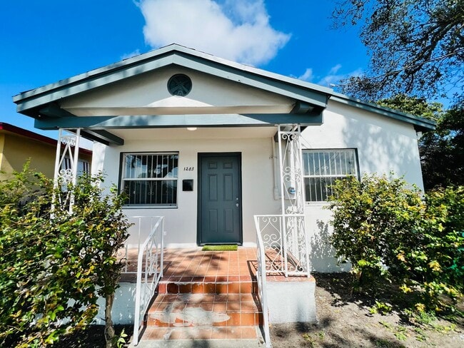 Building Photo - Fabulous Renovation! Gorgeous Three Bedroom and One Bath Home!