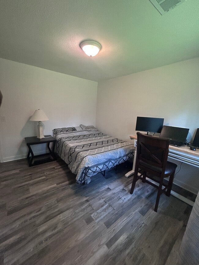 Espacio del dormitorio 1 - 1223 Poplar Ave Unidad A