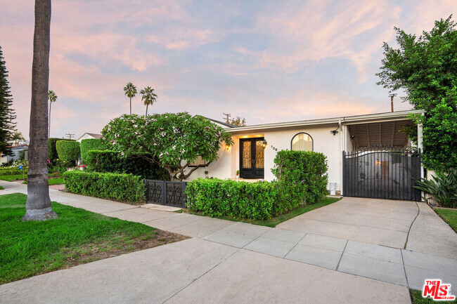 Building Photo - 138 N Doheny Dr Rental